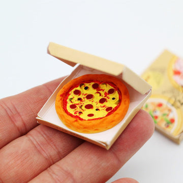 Miniature Pizza, Dollhouse Pizza with Packing Box, Miniature Kitchen Decor, Dollhouse Mini Pizza, for Dollhouse Kitchen Decor (2PCS)