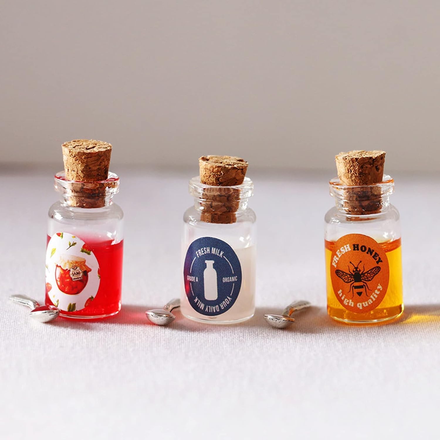1Set Miniature Dollhouse Accessory, Resin Mini Jam Dollhouse Milk Honey Strawberry Jam with Spoon Set for Kitchen Scene Decoration