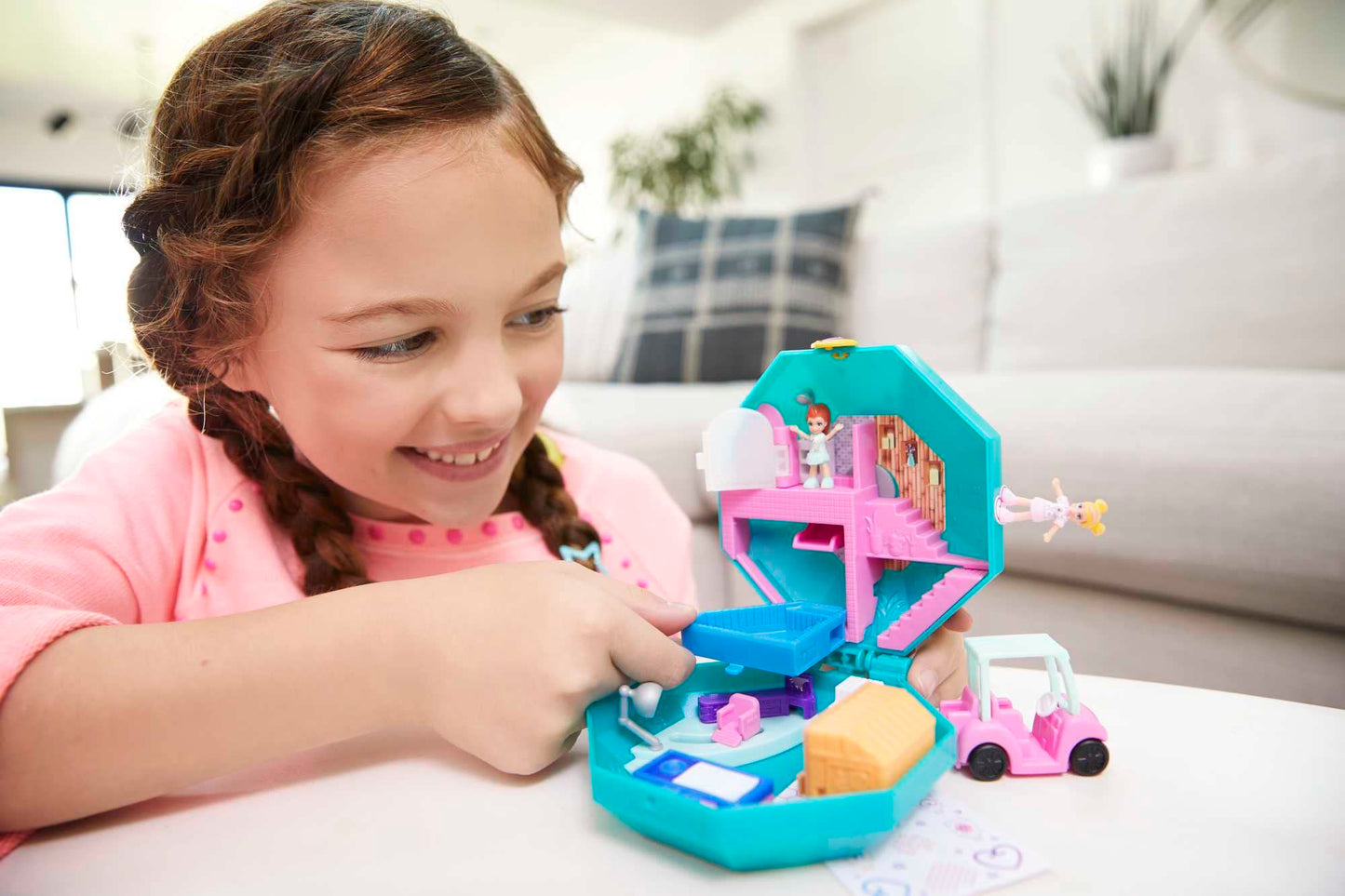 Polly Pocket Playset, Travel Toy with 2 Micro Dolls, Toy Car & Surprise Accessories, Pamperin Perfume Spa Compact
