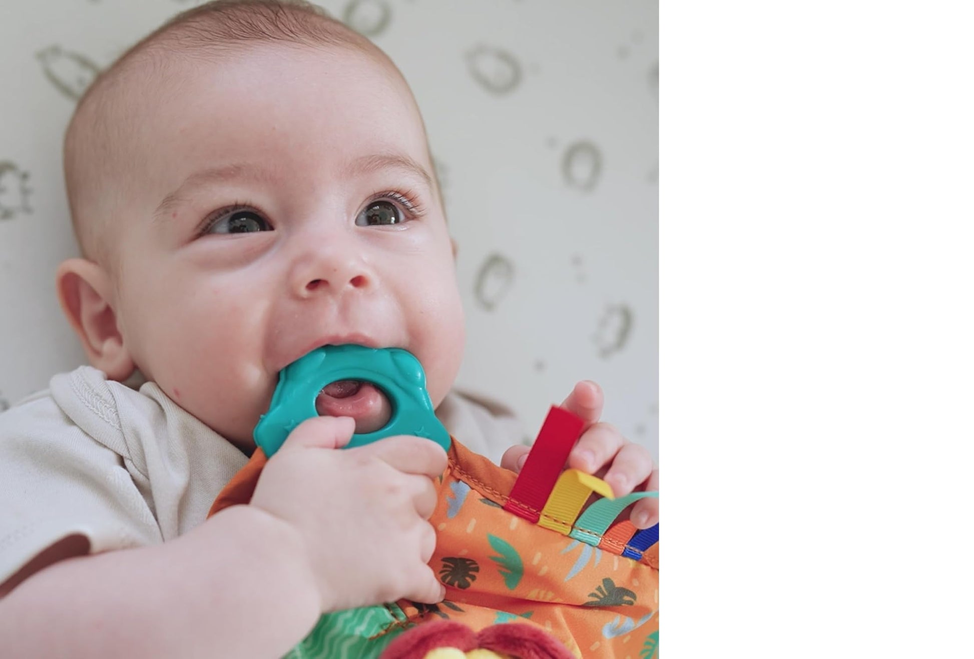 Nuby Plush Teething Blankie Lion - Soft Teething Toy with Multiple Gum-Massaging Surfaces - Crinkle and Squeak Sensory Teether for Babies