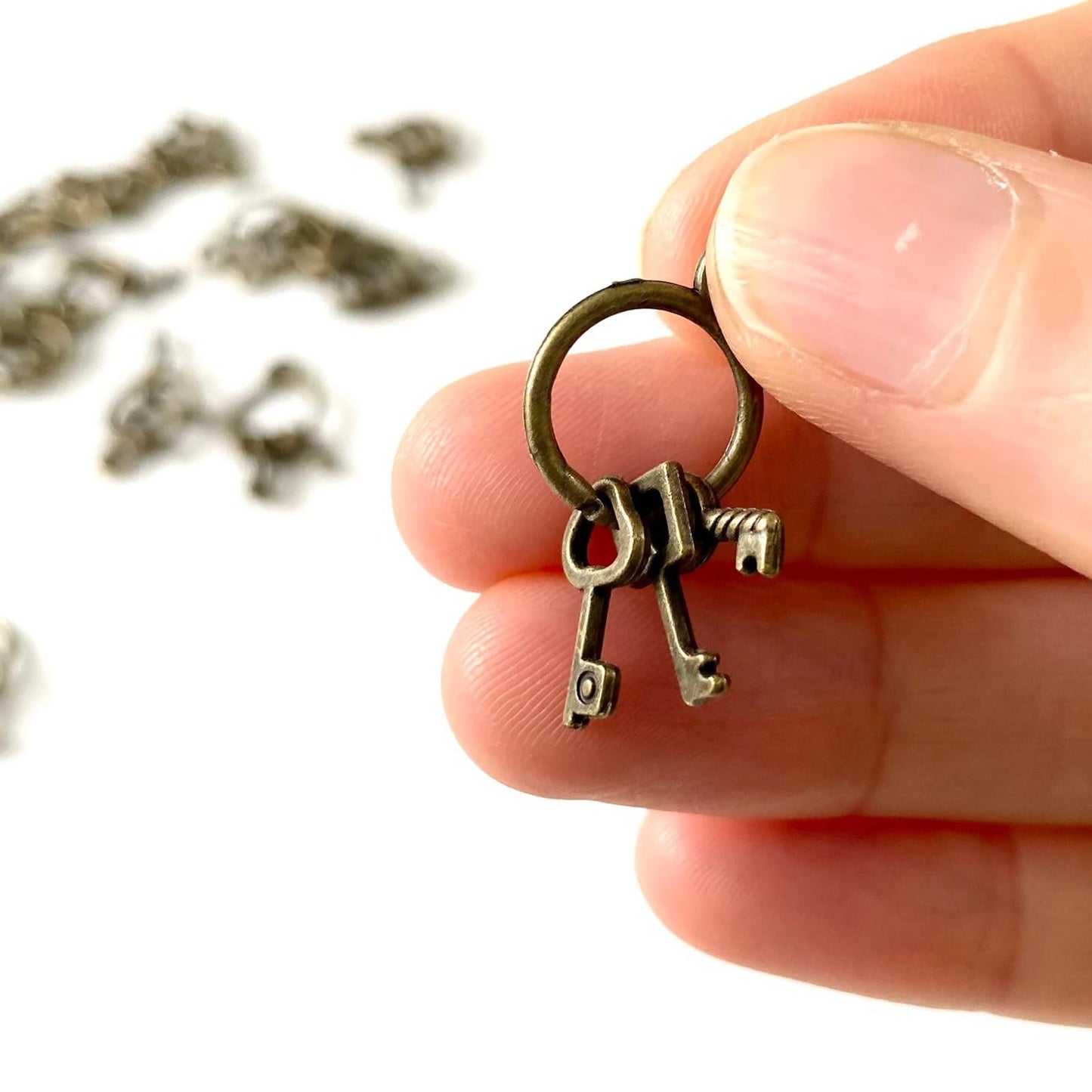 Dollhouse Miniature Key, 1:6 Scale Tiny Key Pendants, Set of Three Skeleton Keys, Miniatures Metal Keys, for Dollhouse Miniature Making Crafts (5PCS)