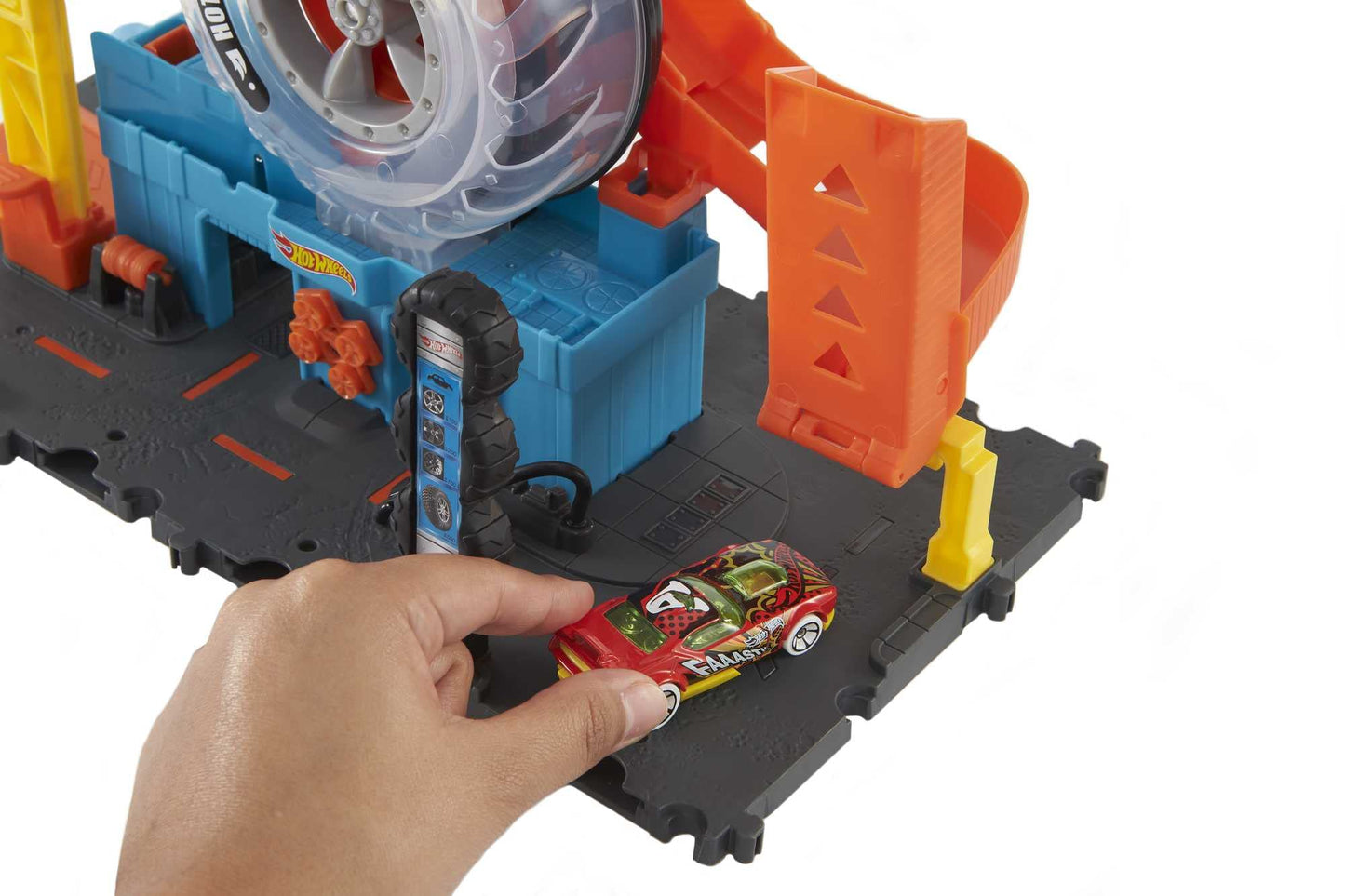 Hot Wheels City Super Twist Tire Shop Playset, Spin The Key to Make Cars Travel Through The Tires, Includes 1 Car, Gift for Kids 4 to 8 Years Old