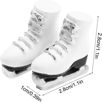 1Pair Dollhouses Miniature White Ice Skates - Miniature Roller Skates, Miniature Scale Accessory Roller Shoes Winter Sports Shoes, Realistic White