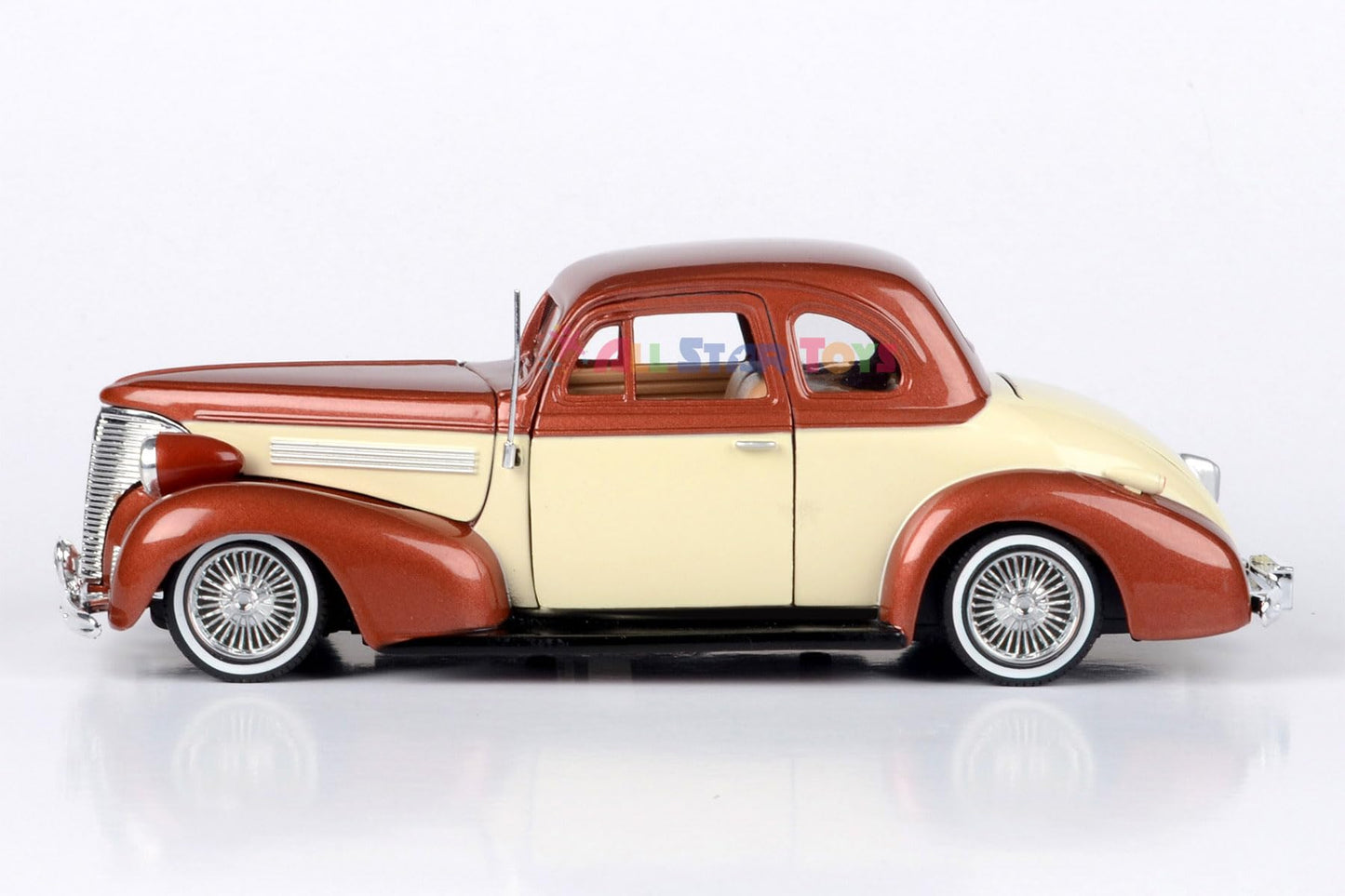 Motormax 1939 Chevrolet Coupe Lowrider 1:24 Diecast Model Brown/Cream Get Low Series 79028 by All Star Toys