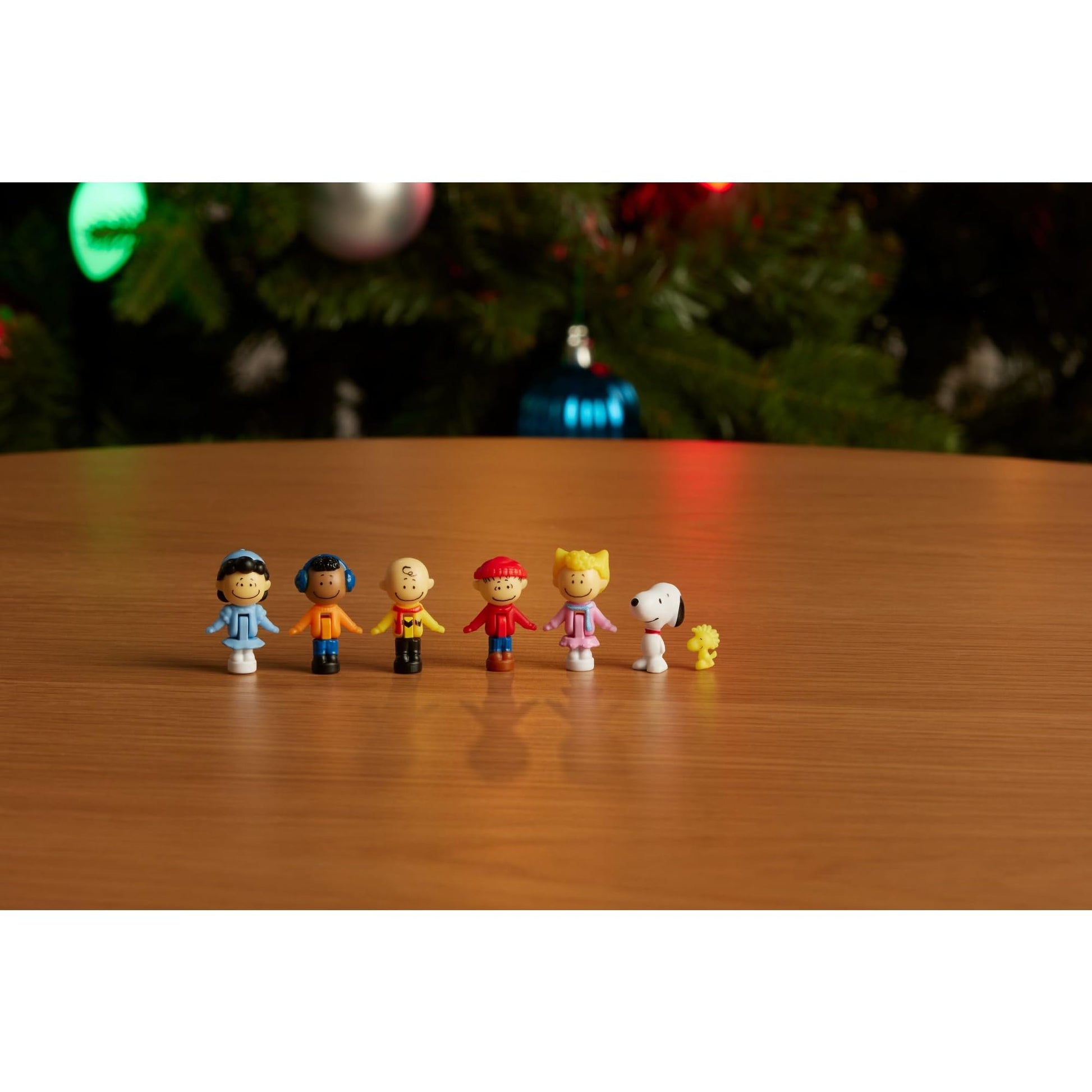 Polly Pocket x Peanuts Collector Compact, Micro Dolls and Playset, 7 Themed Accessories, 4 Iconic Locations, Snoopy & Woodstock