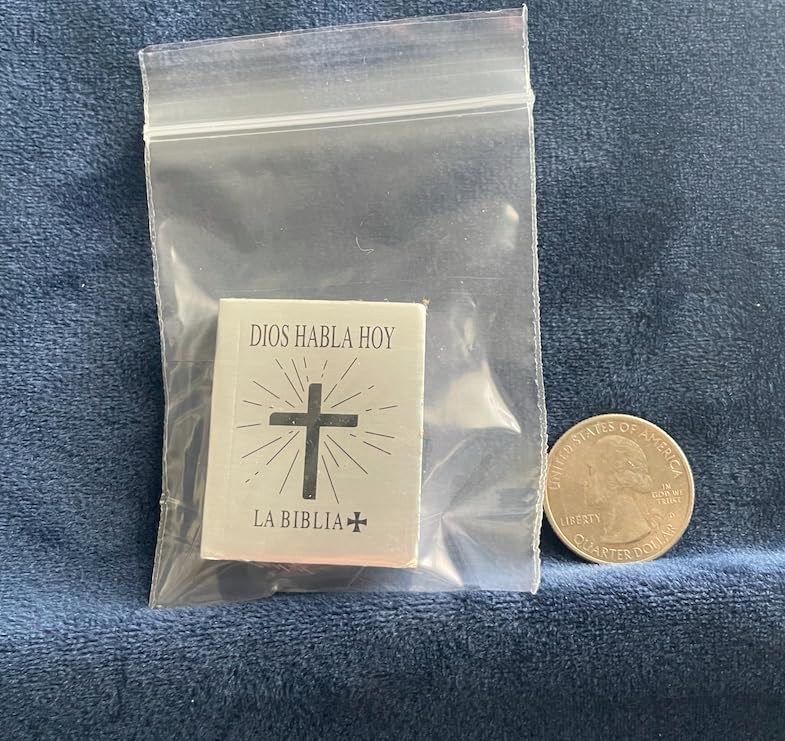Mini bibles Dollhouse Miniature Holy Bible Religious Christian Jesus Dolls Books mini Holy Bible Spanish Silver (1.5" H)