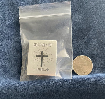 Mini bibles Dollhouse Miniature Holy Bible Religious Christian Jesus Dolls Books mini Holy Bible Spanish Silver (1.5" H)