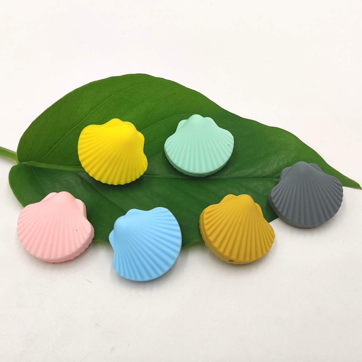24pcs Mini Cute Silicone Shell Bead Animal Silicone Shellfish Bead for DIY Beading Mom Necklace Pendant Accessories (Mix Color 24pcs)