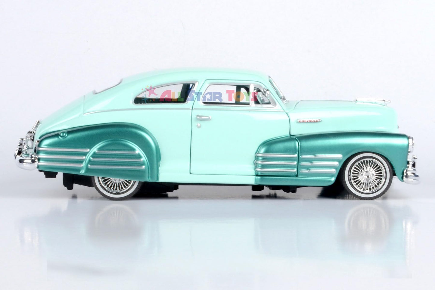 Motormax 1948 Chevrolet Aerosedan Fleetline Lowrider 1:24 Diecast Model Two-Tone Green Get Low Series 79027 by All Star Toys