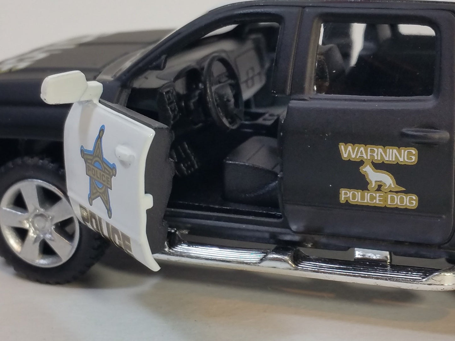 KiNSMART 2014 Chevrolet Silverado LTZ Crew Cab 4x4 1:46 Scale 5 Inch Diecast Metal Model Pick-up Interceptor Truck Police K9 Unit