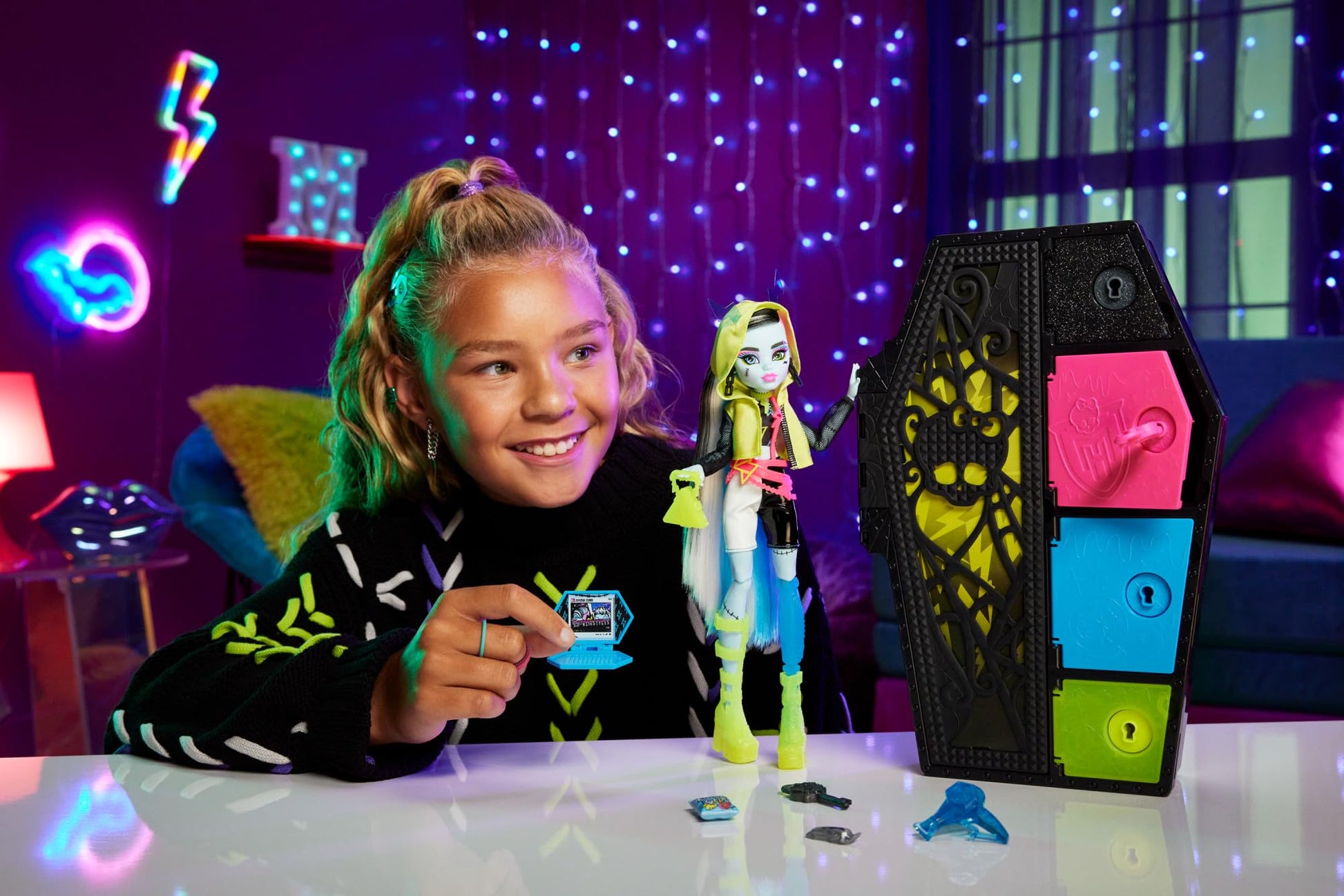 Monster High Skulltimate Secrets Neon Frights Doll & Accessories, Frankie Stein with Dress-Up Locker & 19+ Surprises