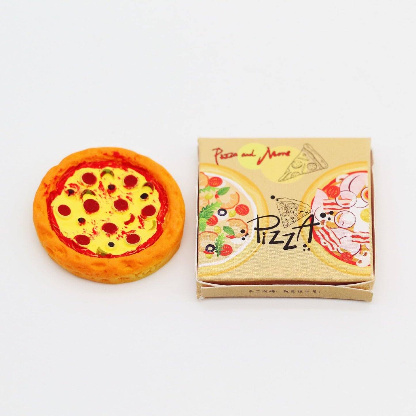 Miniature Pizza, Dollhouse Pizza with Packing Box, Miniature Kitchen Decor, Dollhouse Mini Pizza, for Dollhouse Kitchen Decor (2PCS)
