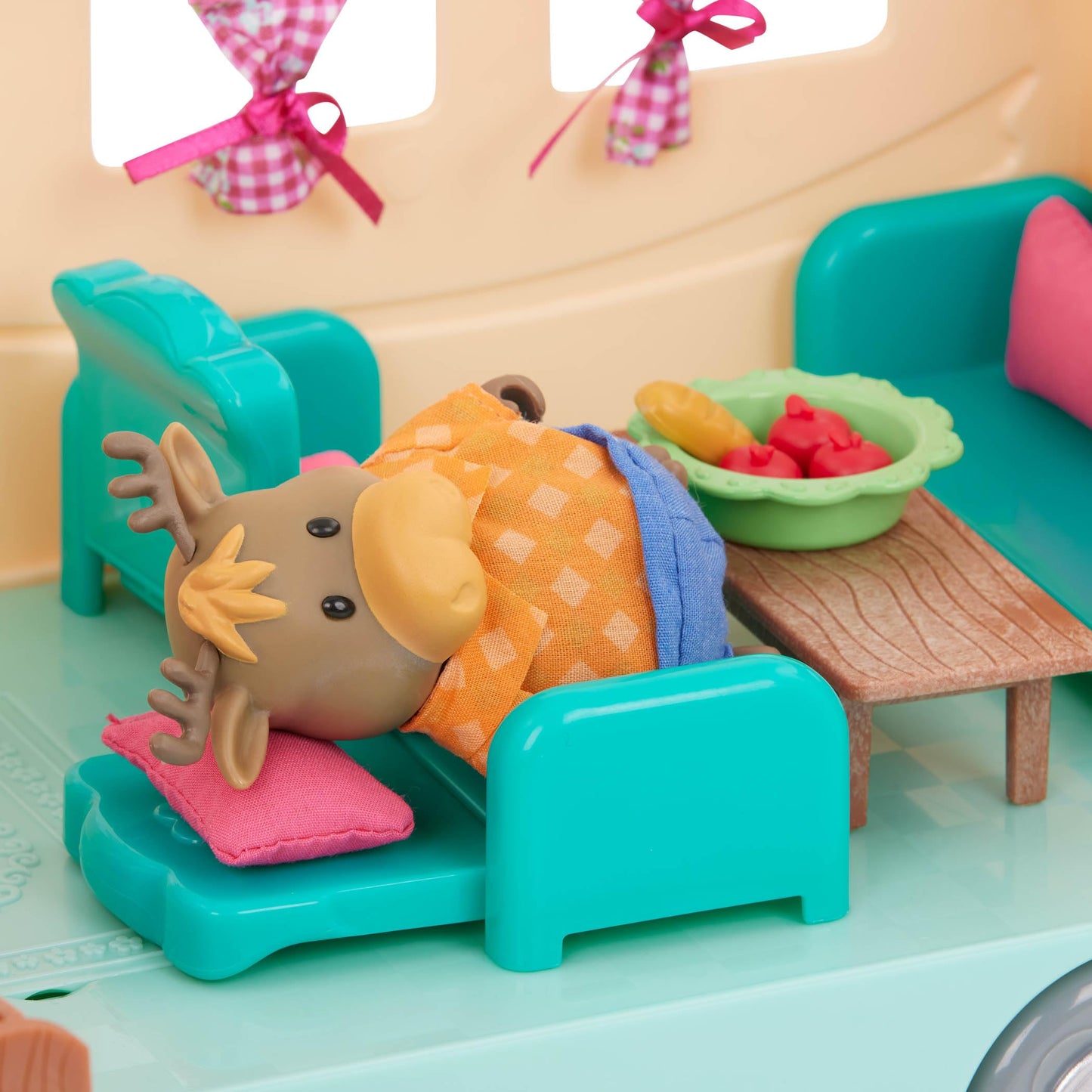 Li'l Woodzeez - 53 Pieces Happy Camper Playset with Moose Family, Detachable RV Trailer & Vehicle - Dollhouse Furniture & Accessories - Pretend Play