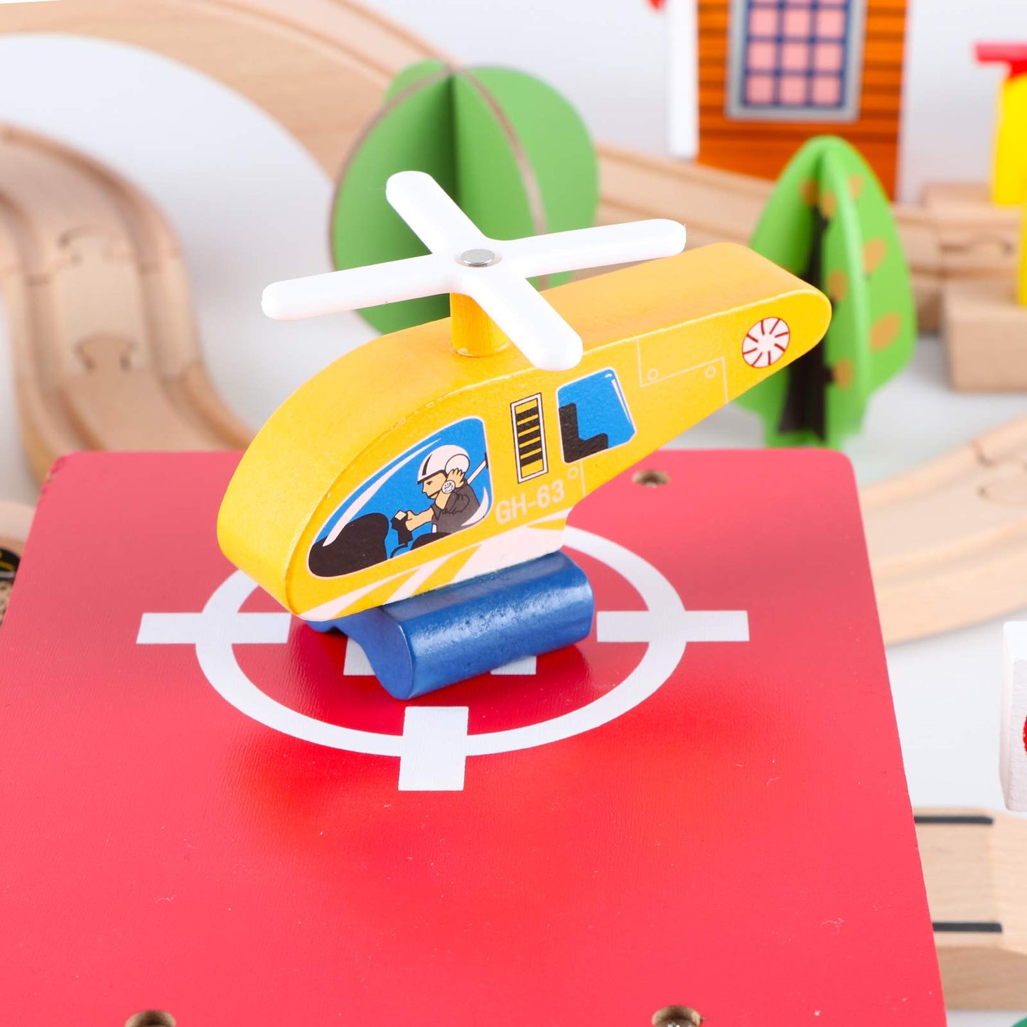Qilay 69 PCS Wooden Train Set -Premium Wood Train Tracks & Trains Toys for Toddlers 3,4,5 Years Old, Expandable Train Toys Railway Kits for Girls