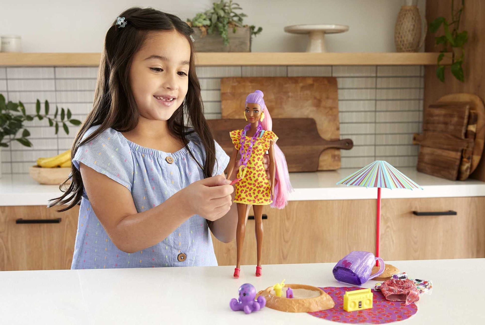 Barbie Color Reveal Foam! Doll & Pet Friend with 25 Surprises: Scented Bubble Solution, Outfits, Hair Extension, Accessories, Kid Bracelet & Charm