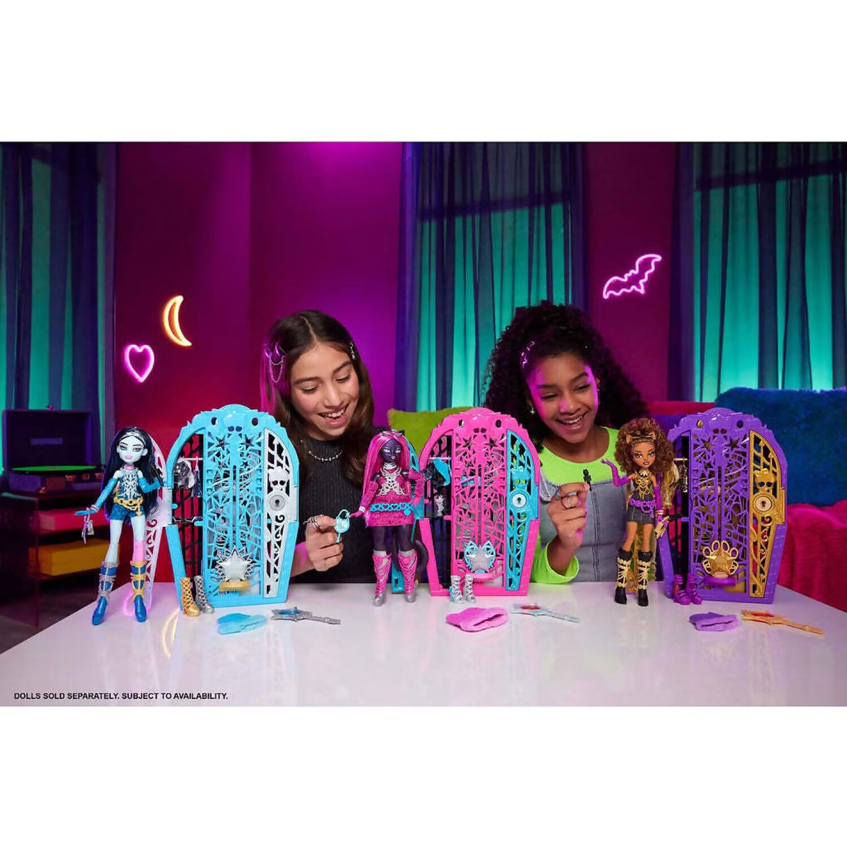 Monster High Skulltimate Secrets Doll and Accessories Set, Hauntlywood Mysteries Clawdeen Wolf with Reveal Closet & 19+ Glam Surprises Like Doll
