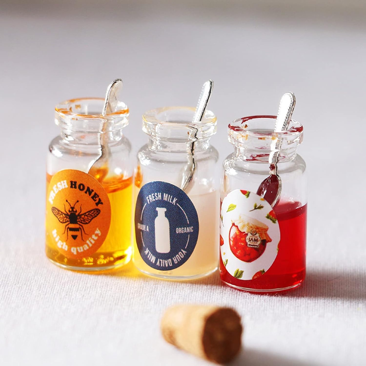 1Set Miniature Dollhouse Accessory, Resin Mini Jam Dollhouse Milk Honey Strawberry Jam with Spoon Set for Kitchen Scene Decoration