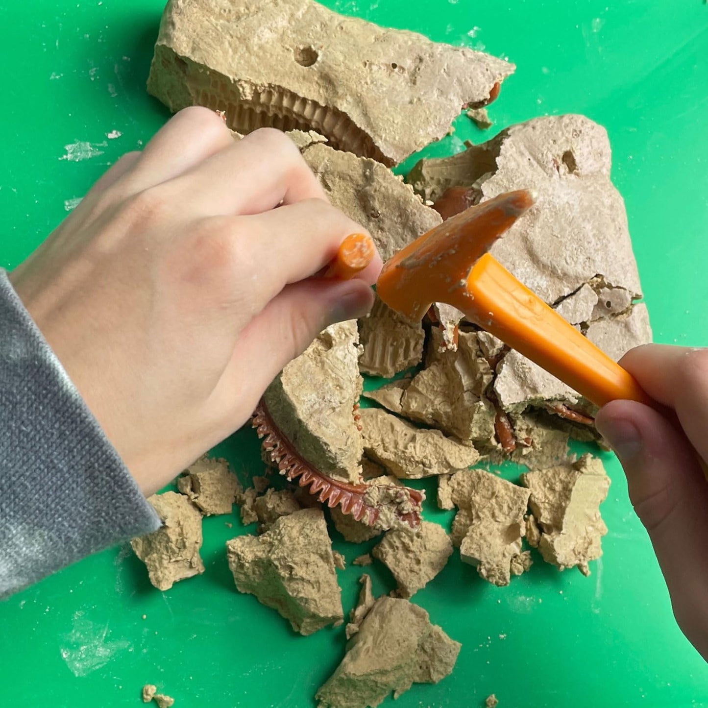 Geoworld Triceratops Dino Dig Kit - Assemble an 8-Inch Authentic Dinosaur Skeleton Model - Ultimate STEM Learning Experience for Kids Ages 6+