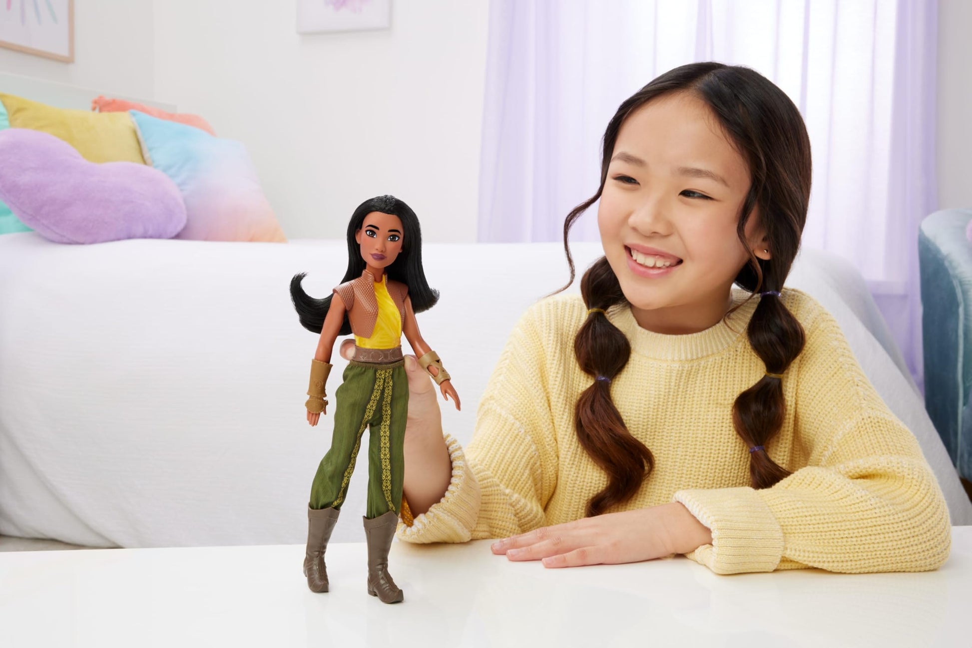 Mattel Disney Princess Raya Doll in Signature Fashion with Removable Pants, Boots and Arm Cuffs, Posable & Collectible, Inspired by Movie
