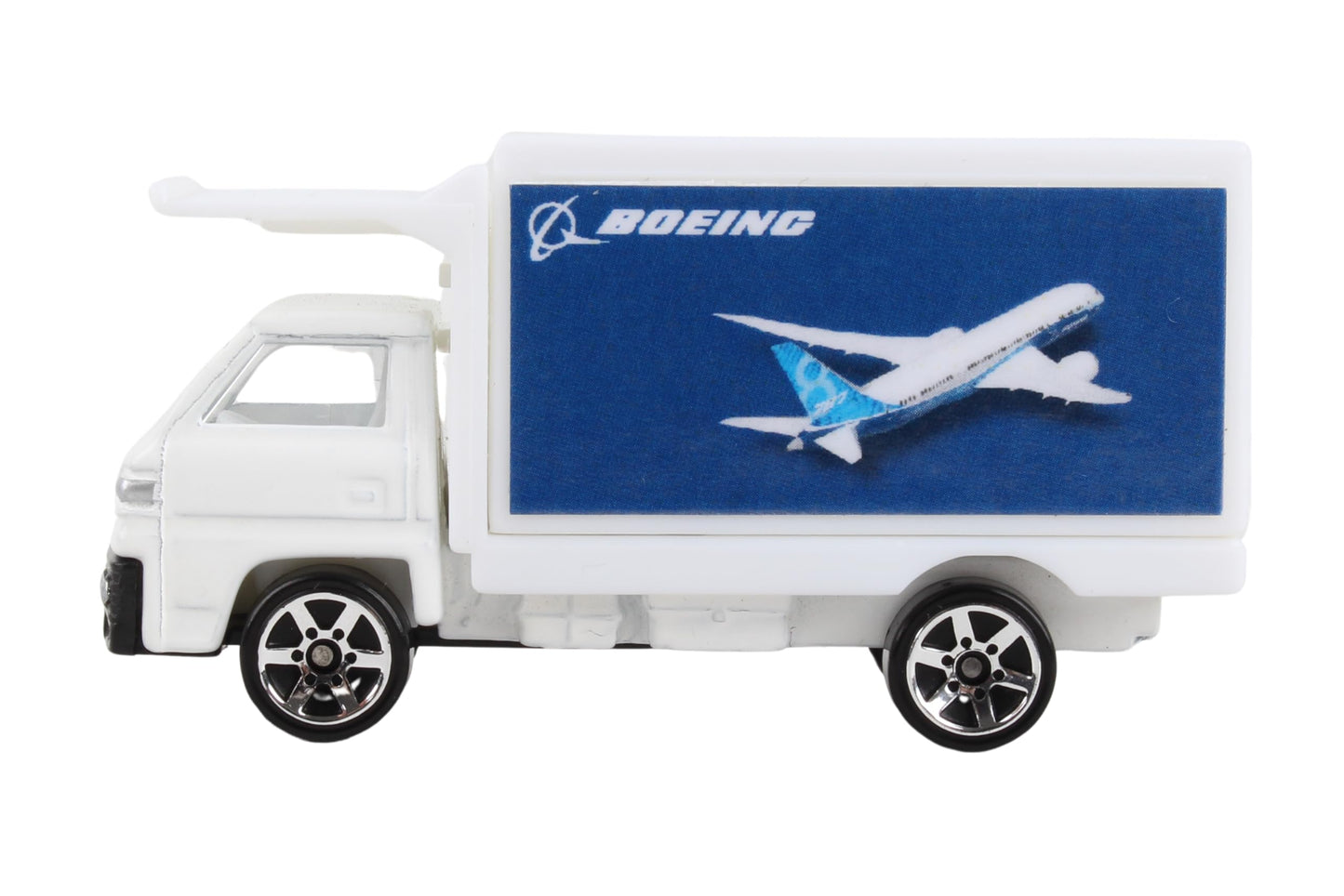 Daron Airport Playset - Boeing 787 - Die-Cast Metal Airplane Toy with Plastic Accessories and Vehicles for Kids Ages 3+