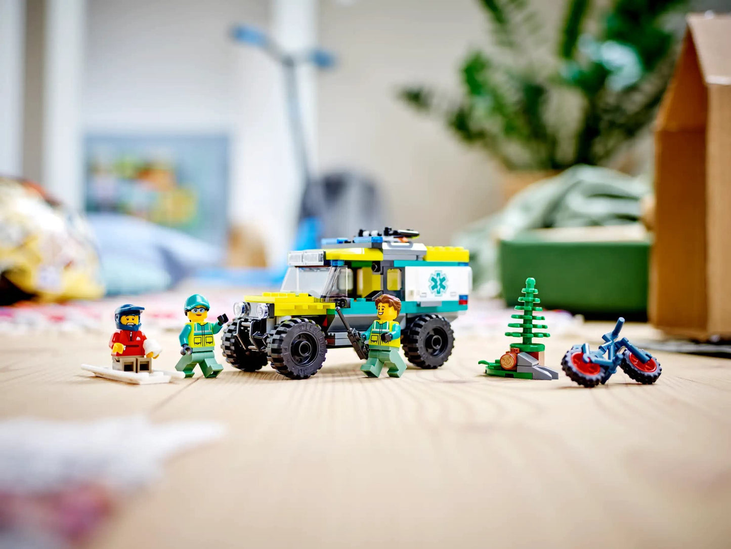 LEGO 40582 City 4x4 Off-Road Ambulance Rescue Limited Edition 2023 Set 6+ 162 Pieces with Cool Off-Road Vehicle and 3 Minfigures, Yellow Green and Red