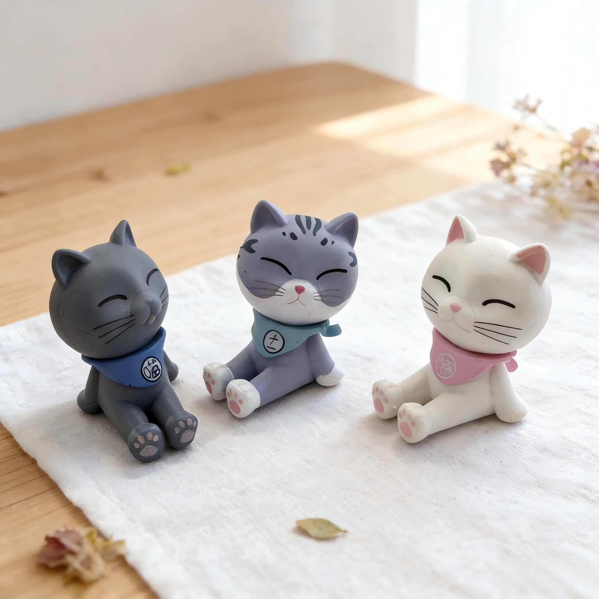 Fevoila 8 Pcs Mini Resin Cat Figurines, Realistic Kittens Collectible Figurines Realistic Cat Figures Cake Toppers Desktop Decor Christmas Birthday