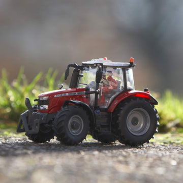 Britains 1:32 Massey Ferguson 6718 S Tractor Toy, Collectable Farm Set Toy Tractors for Children, Toy Tractor Compatible with All 1:32 Scale Farm