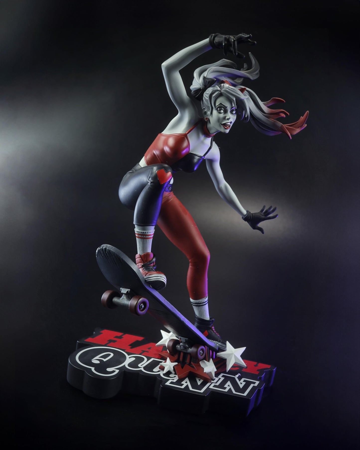 McFarlane Toys - DC Direct Harley Quinn by Ivan Tao (Harley Quinn: Red, White & Black) 1:10 Scale Resin Statue