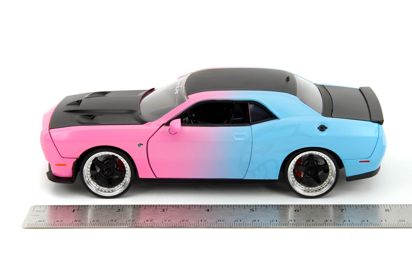 Jada Pink Slips 1:24 W5 2015 Dodge Challenger SRT Hellcat Die-Cast Car w/Base, Toys for Kids and Adults(Pink/Blue Gradient)