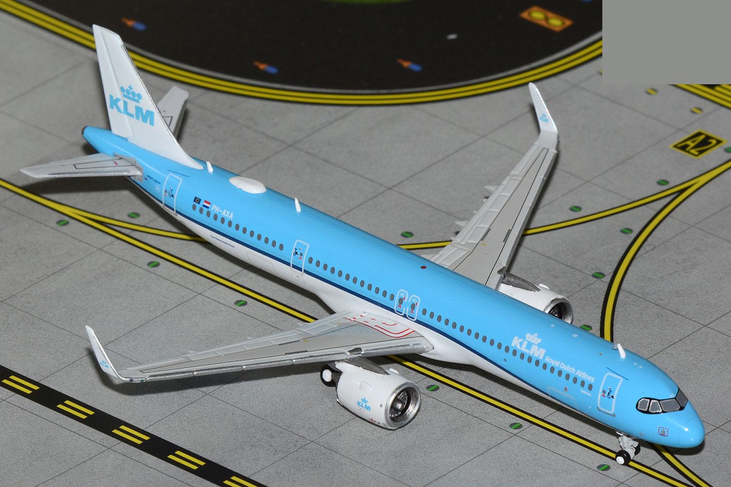 GeminiJets KLM Airbus A321neo PH-AXA - 1:400 Scale Die-Cast Model Airplane with Display Stand, Realistic Landing Gear, Collectible Aircraft for Adults