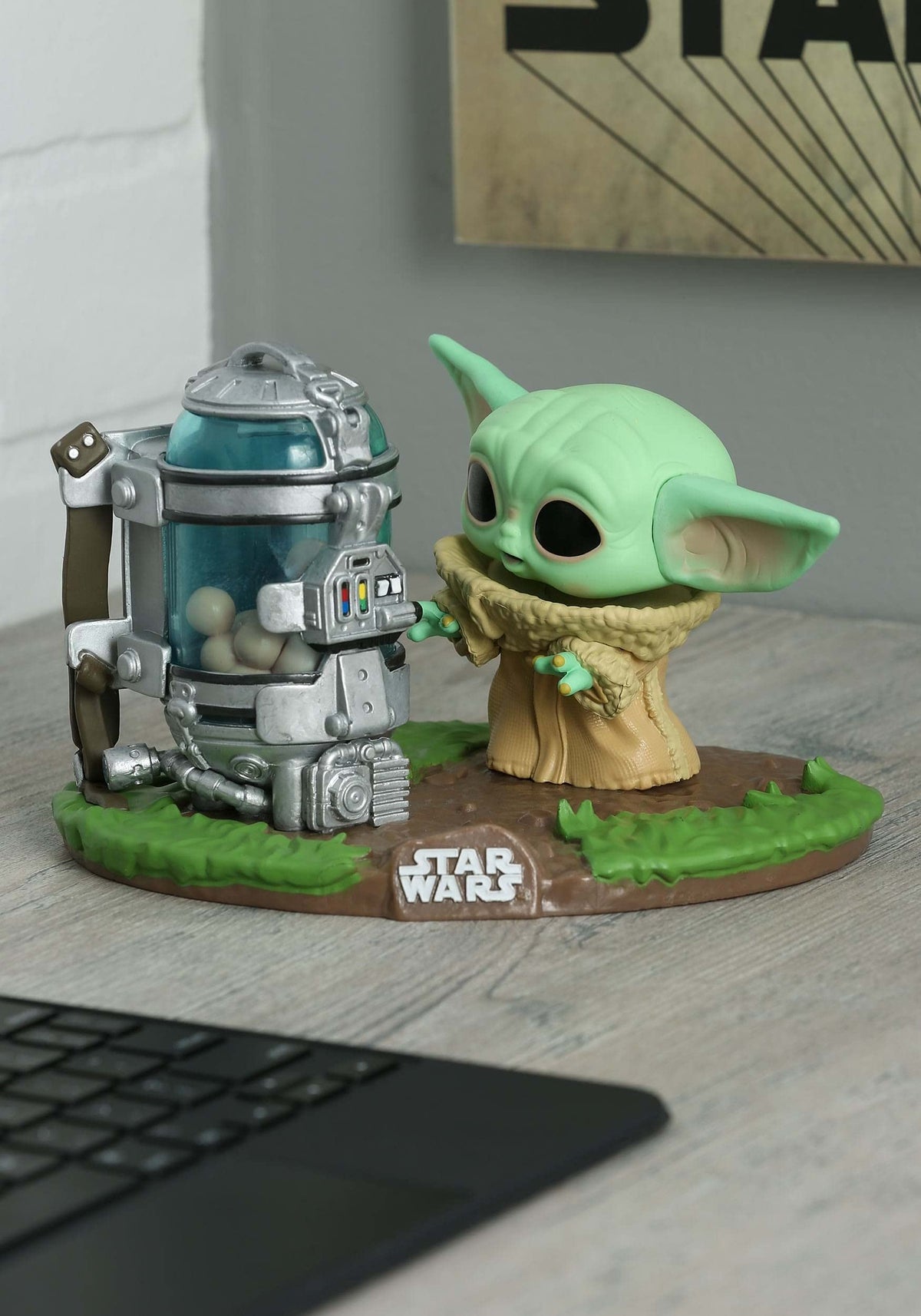 Funko POP! Deluxe: Star Wars: The Mandalorian - Grogu with Canister