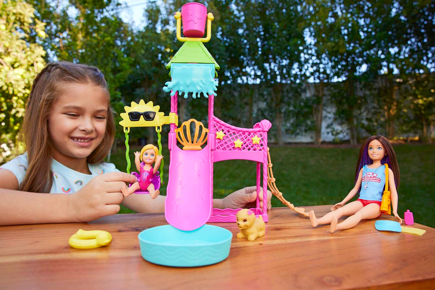 Barbie Skipper First Jobs Playset, Doll, Water Park with Functional Water Slide, Squirting Puppy and Over 5 Accessories, Child Toy, for Ages 3 and Up