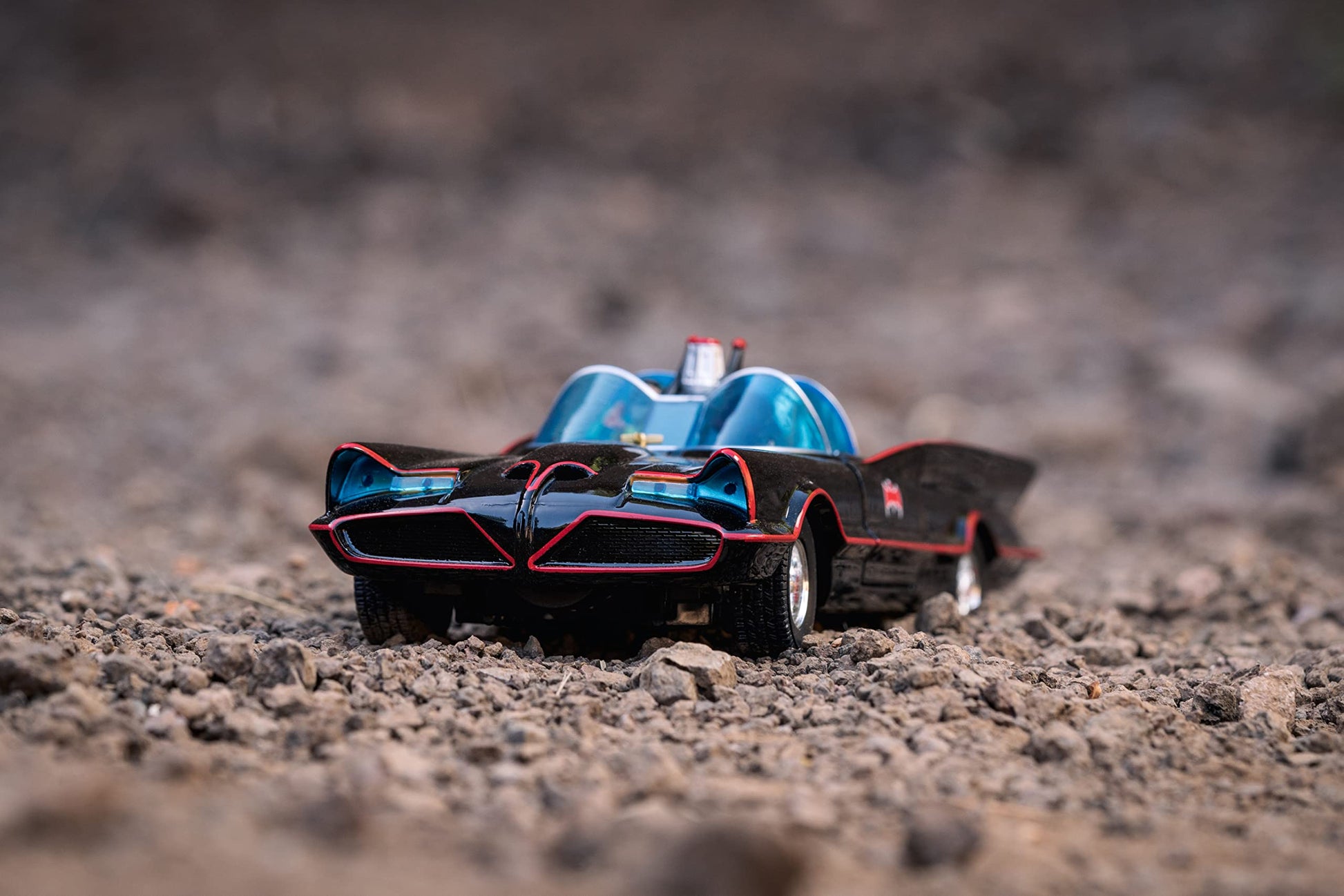 toy Cars DC Comics 1:24 Classic TV Series Batman Batmobile Die-Cast Car & 2.75" Batman, Robin, Penguin, & The Joker Figures