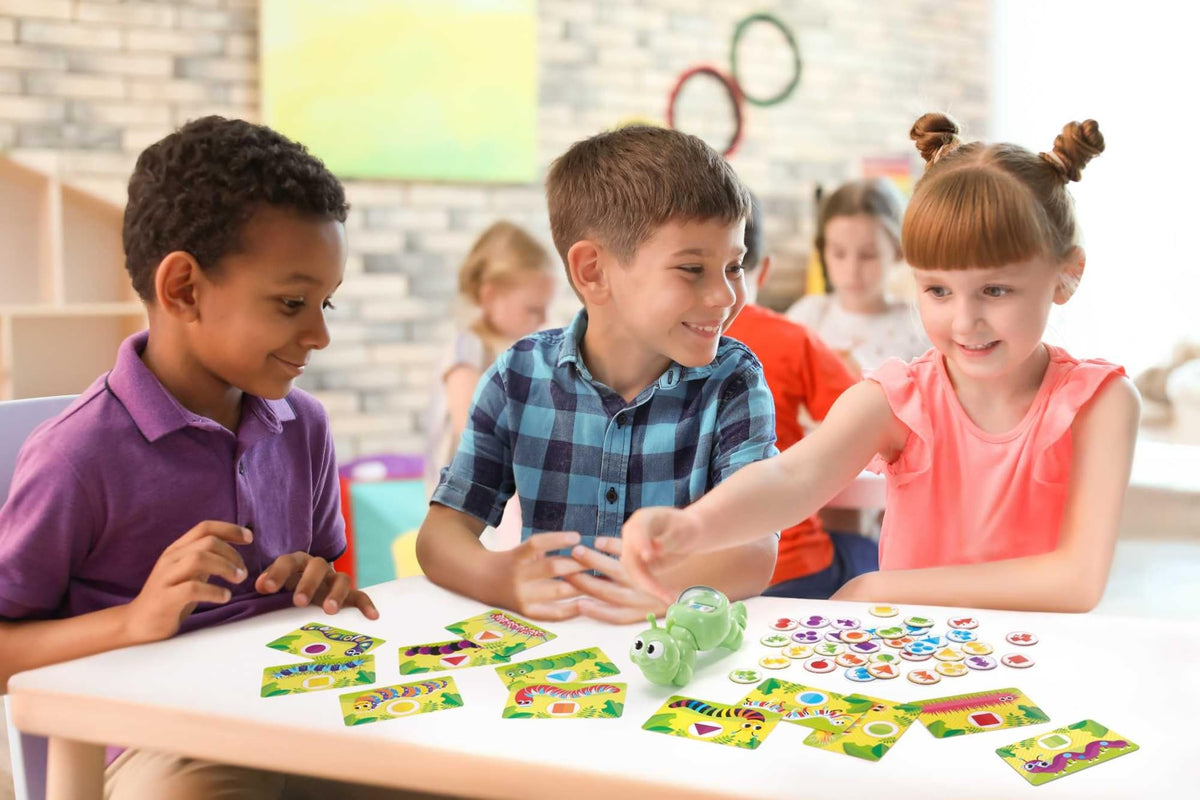Mattel Games Patty-Pillar Fisher-Price Kids Pre-School Game, Colors, Shapes & Matching with Cards, Tokens & Caterpillar Spinner, 2 to 6 Players, Gift