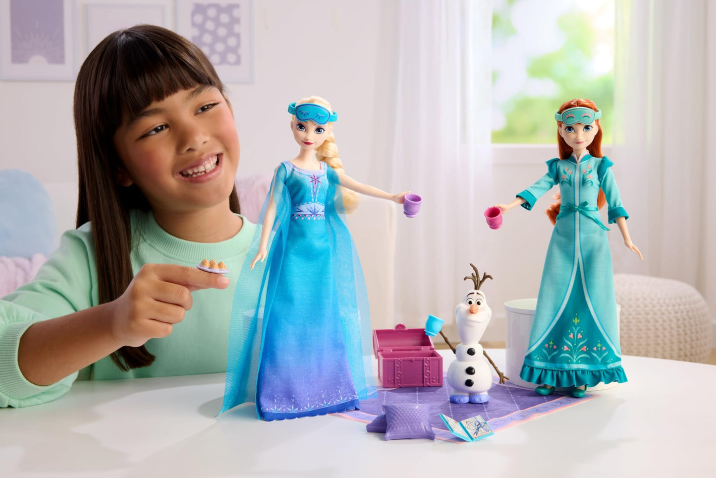 Mattel Disney Frozen Toys, Anna & Elsa Fashion Dolls in Royal Fitting Nightgowns & Slippers with Olaf Figure & 12 Accessories, Slumber Sister Set