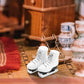 1Pair Dollhouses Miniature White Ice Skates - Miniature Roller Skates, Miniature Scale Accessory Roller Shoes Winter Sports Shoes, Realistic White