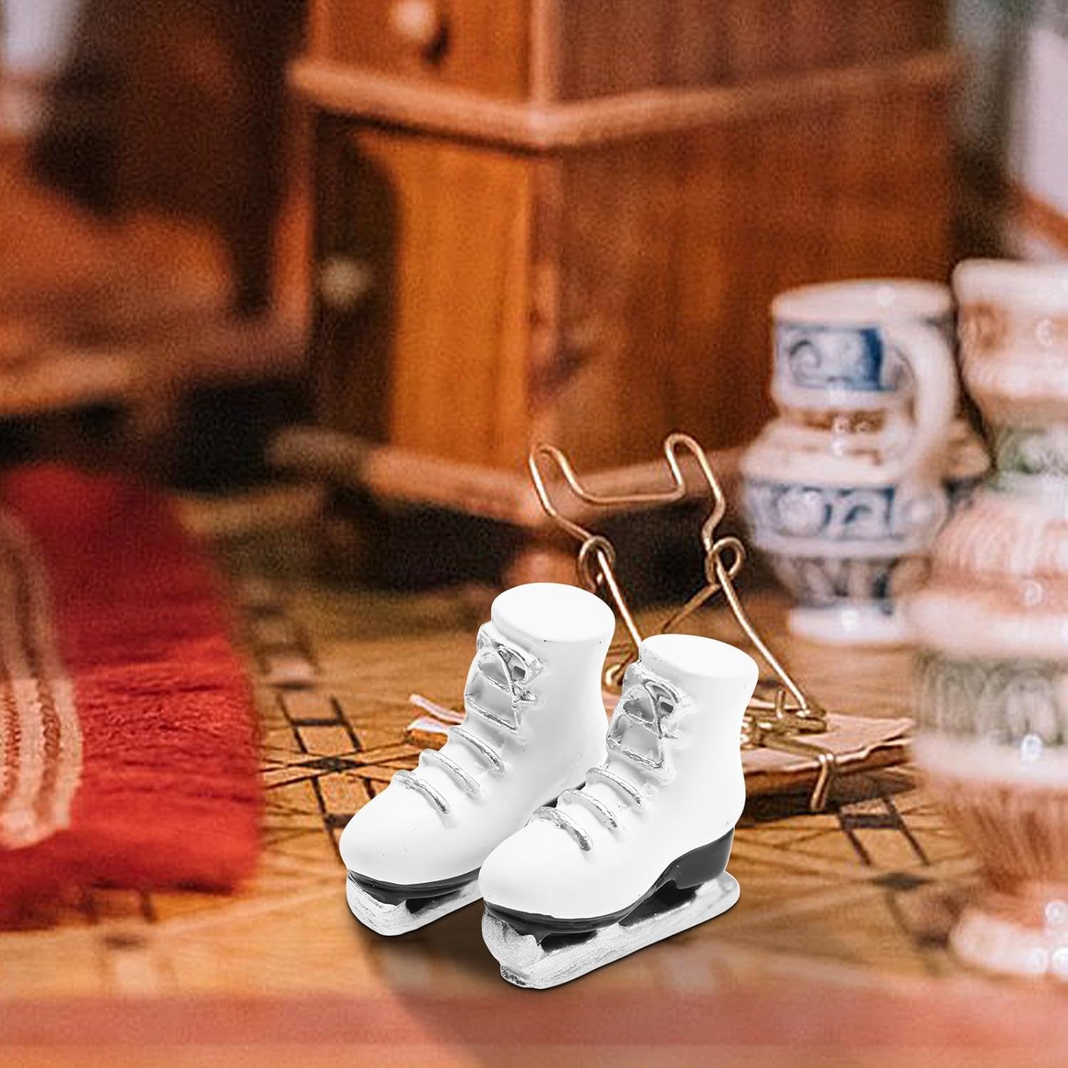 1Pair Dollhouses Miniature White Ice Skates - Miniature Roller Skates, Miniature Scale Accessory Roller Shoes Winter Sports Shoes, Realistic White