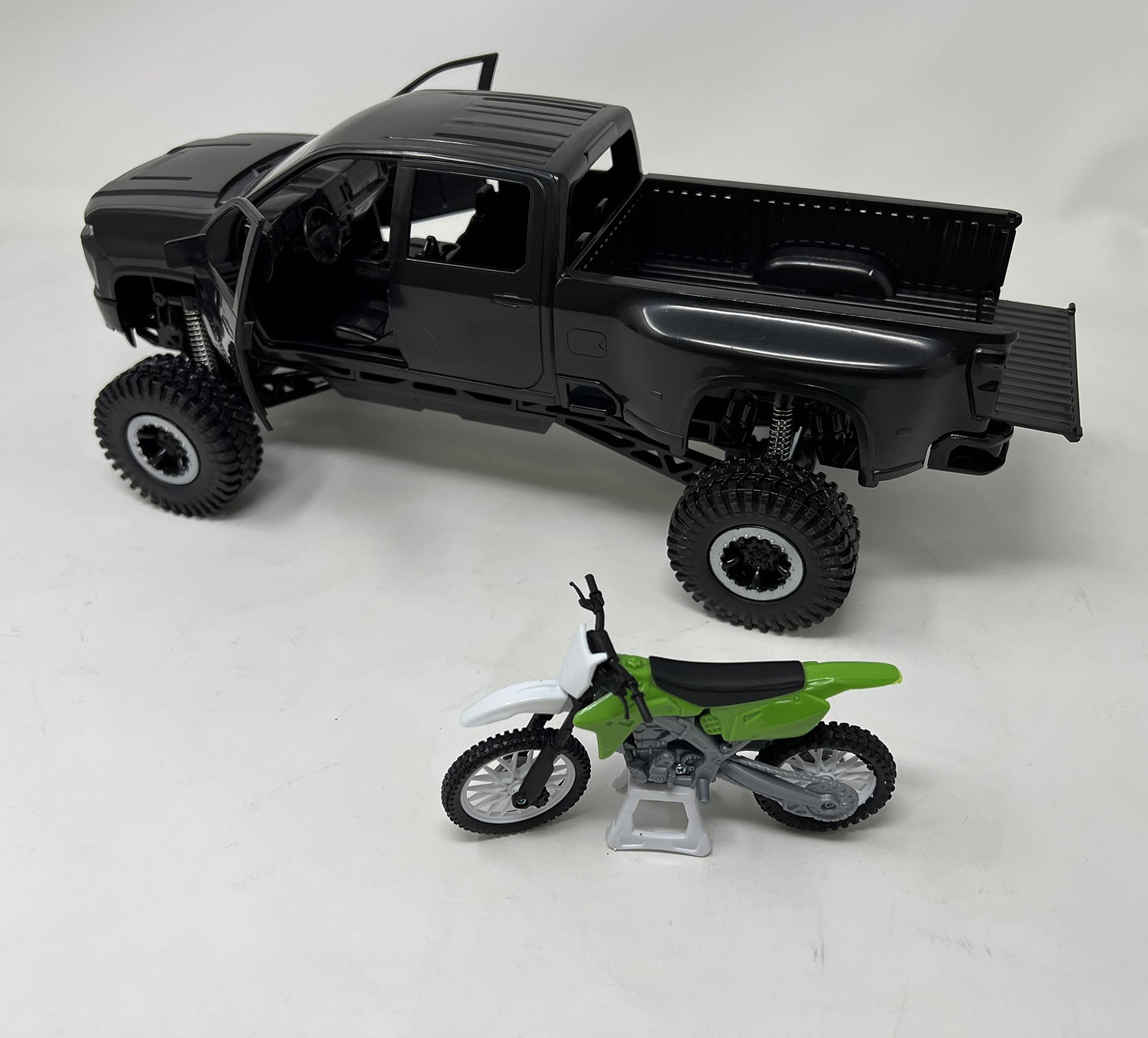 New-Ray X-Treme Adventure Chevrolet 3500 HD Off Road with Dirt Bike Playset