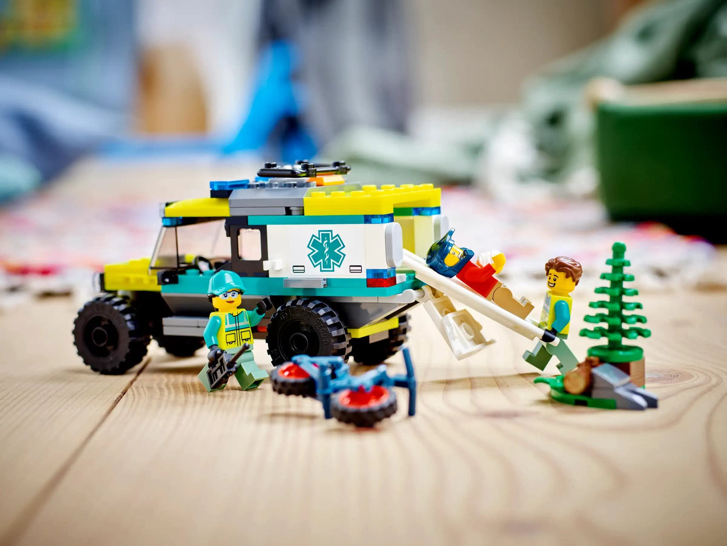 LEGO 40582 City 4x4 Off-Road Ambulance Rescue Limited Edition 2023 Set 6+ 162 Pieces with Cool Off-Road Vehicle and 3 Minfigures, Yellow Green and Red
