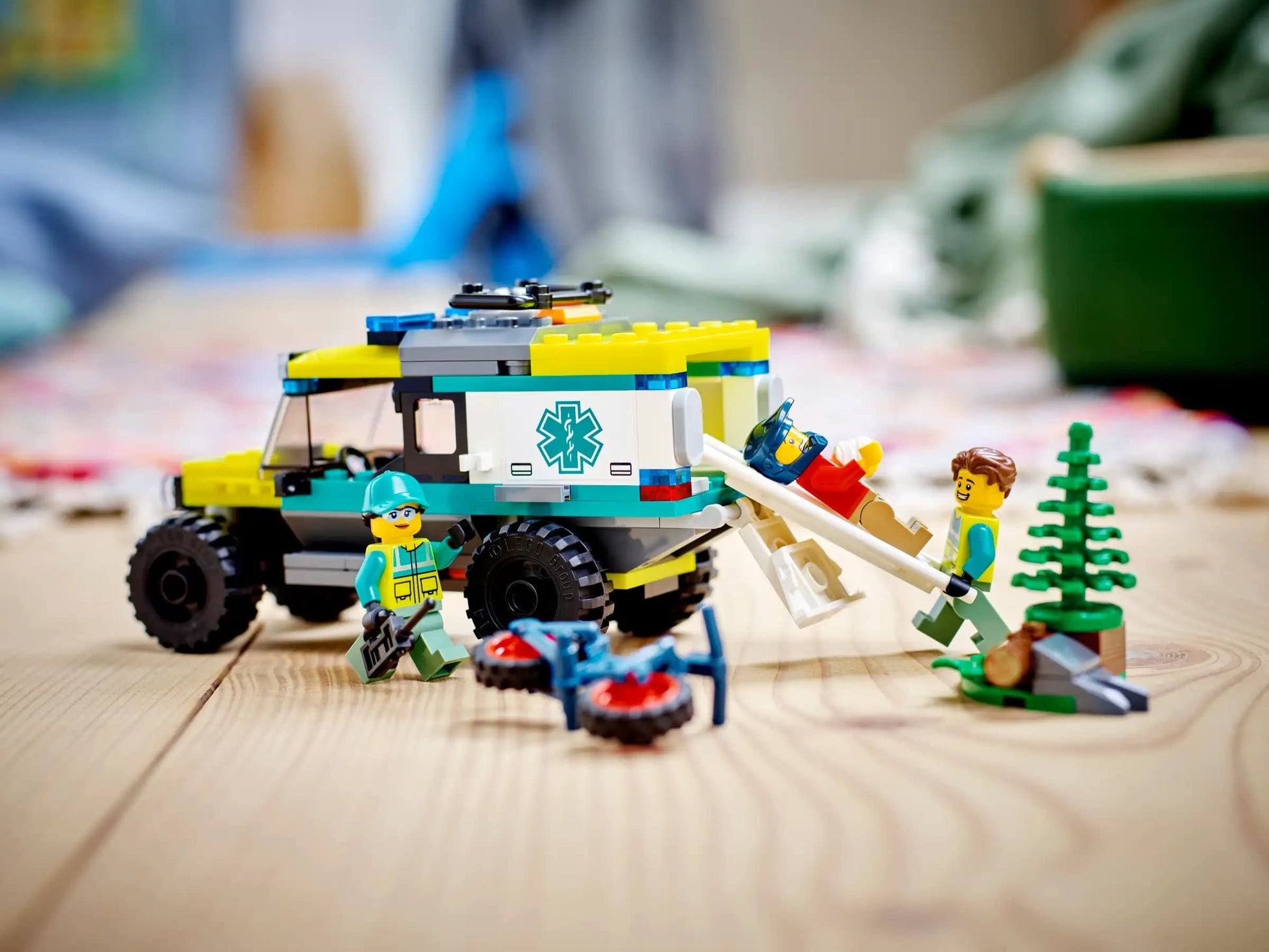 LEGO 40582 City 4x4 Off-Road Ambulance Rescue Limited Edition 2023 Set 6+ 162 Pieces with Cool Off-Road Vehicle and 3 Minfigures, Yellow Green and Red