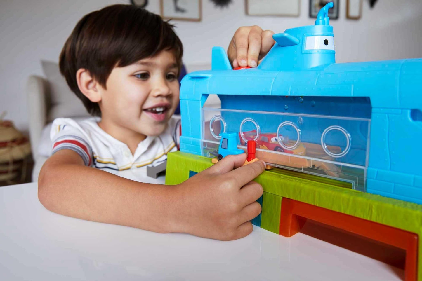 Mattel Disney and Pixar Cars Toys, Submarine Car Wash Playset with Color-Change Lightning McQueen Toy Car, Water Play