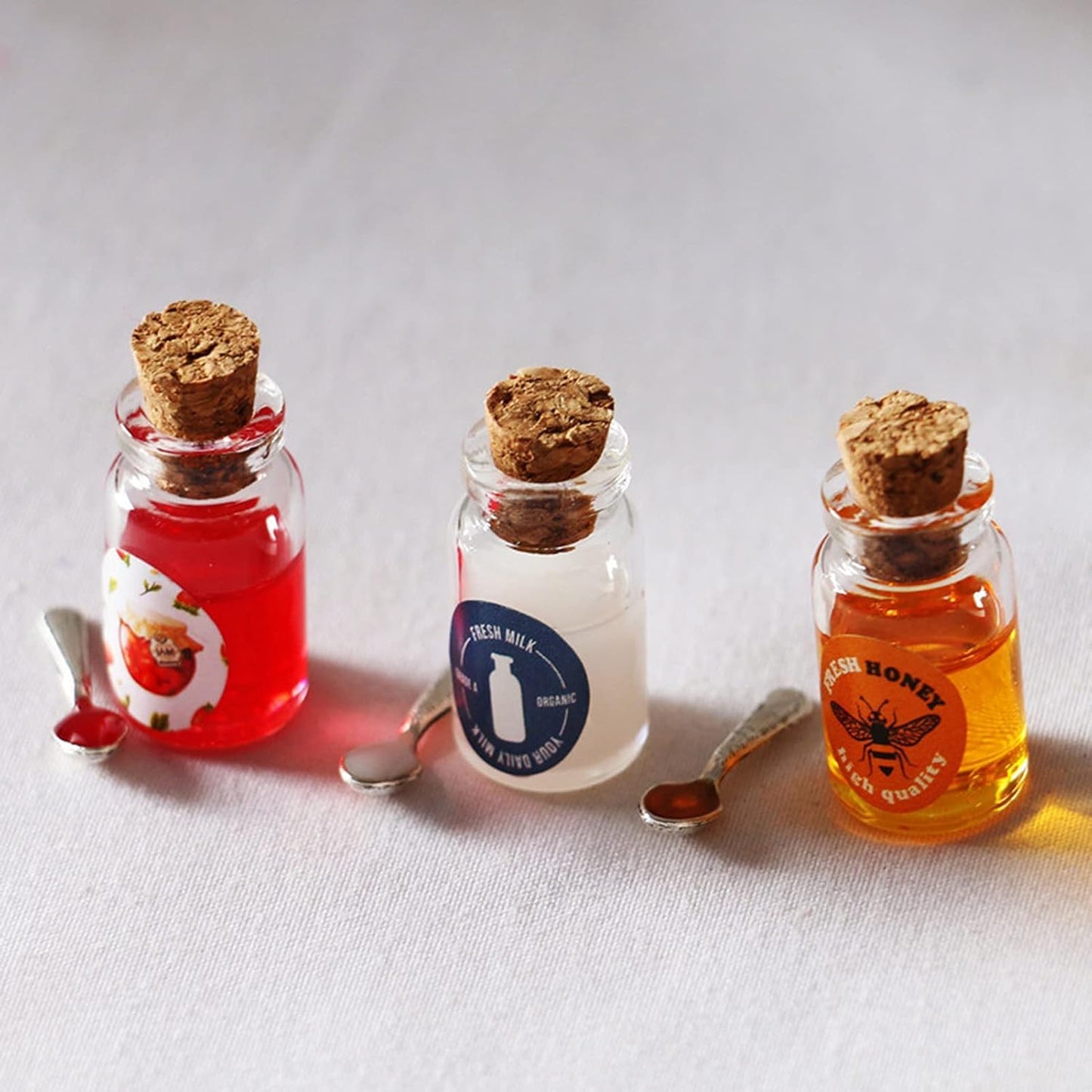 1Set Miniature Dollhouse Accessory, Resin Mini Jam Dollhouse Milk Honey Strawberry Jam with Spoon Set for Kitchen Scene Decoration