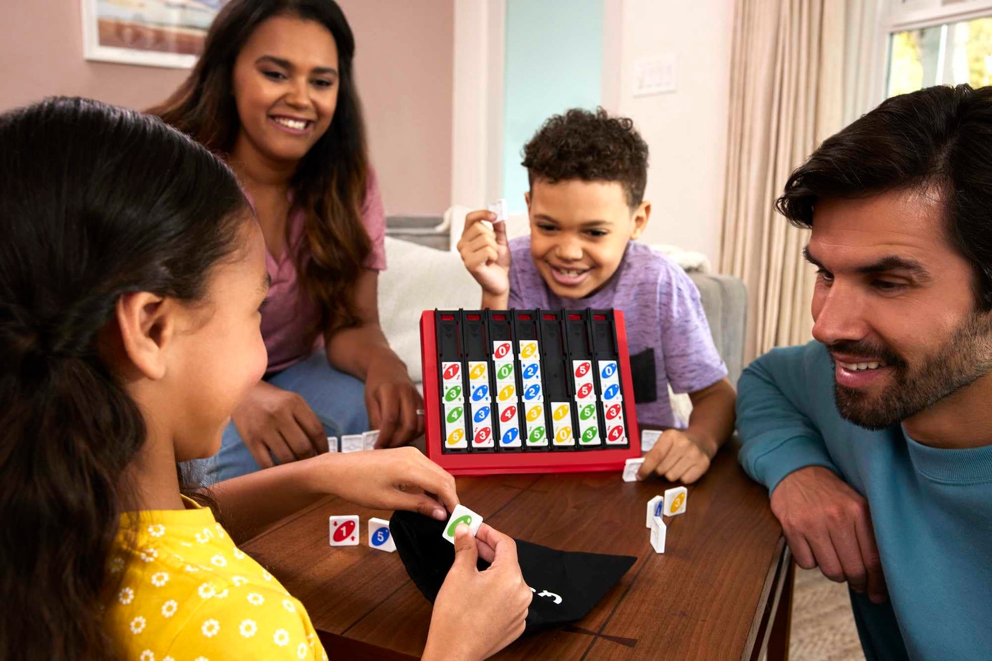 Mattel Games UNO Quatro Game with Colored Tiles & Plastic Grid for Adult, Family & Parties, 2 to 4 Players Ages 7 Years Old & Up