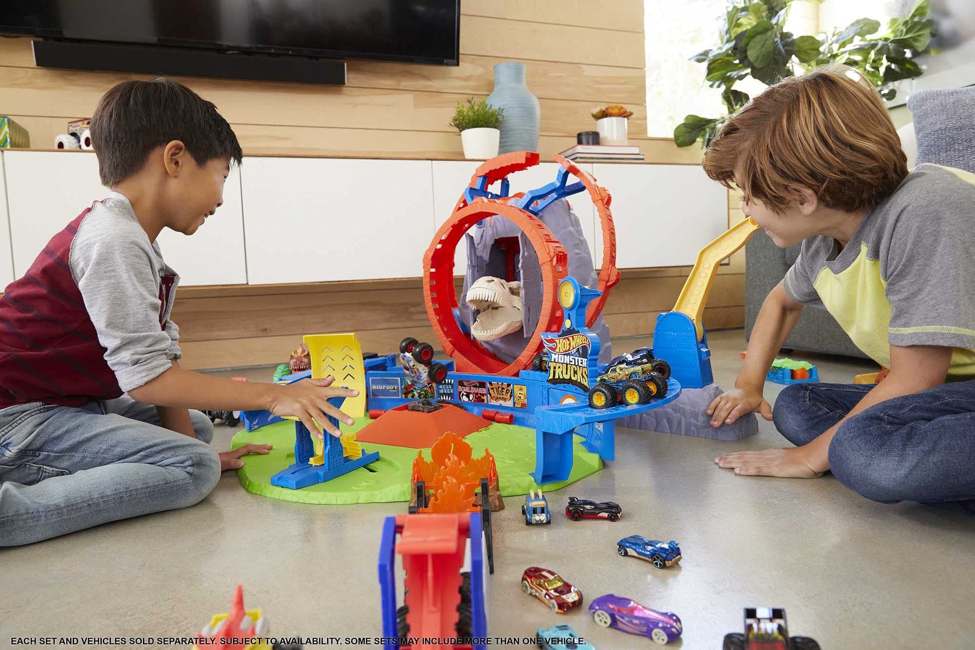 Hot Wheels Monster Trucks Launch & Bash Playset with Launcher, 4 Crushed Cars, 1 1:64 Scale Monster Truck, Landing Zone for Stunting, Crashing Action