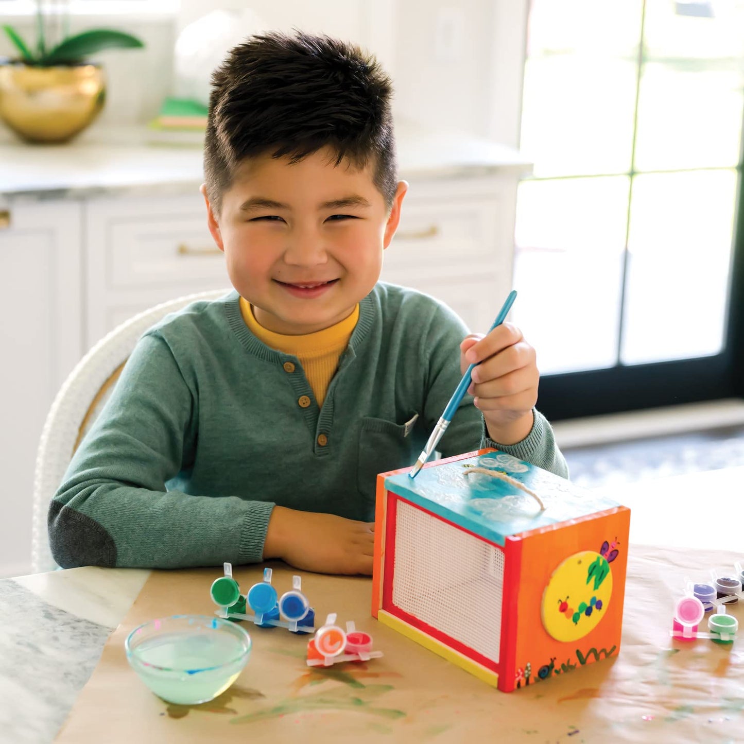 MindWare Make Your Own Bug Catcher Kit for Kids - Includes 12 Paint Colors, Glue, 3 Brushes & Guidebook - DIY Craft for Kids Ages 5+