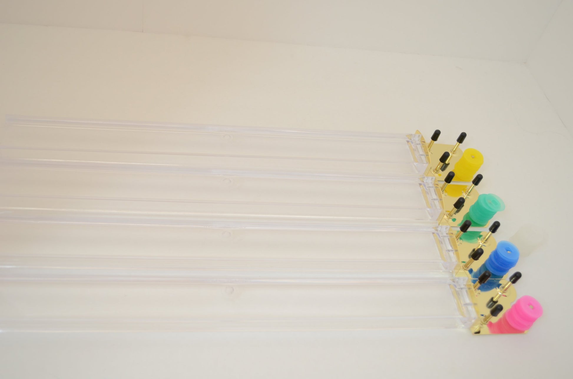 CNH Clear Lucite American Mahjong Mah Jongg Tile Racks Set of 4 with Metal Money Bars, 100 Playing Coins (5 Colors), 18 Inch Traditional Rack Holders