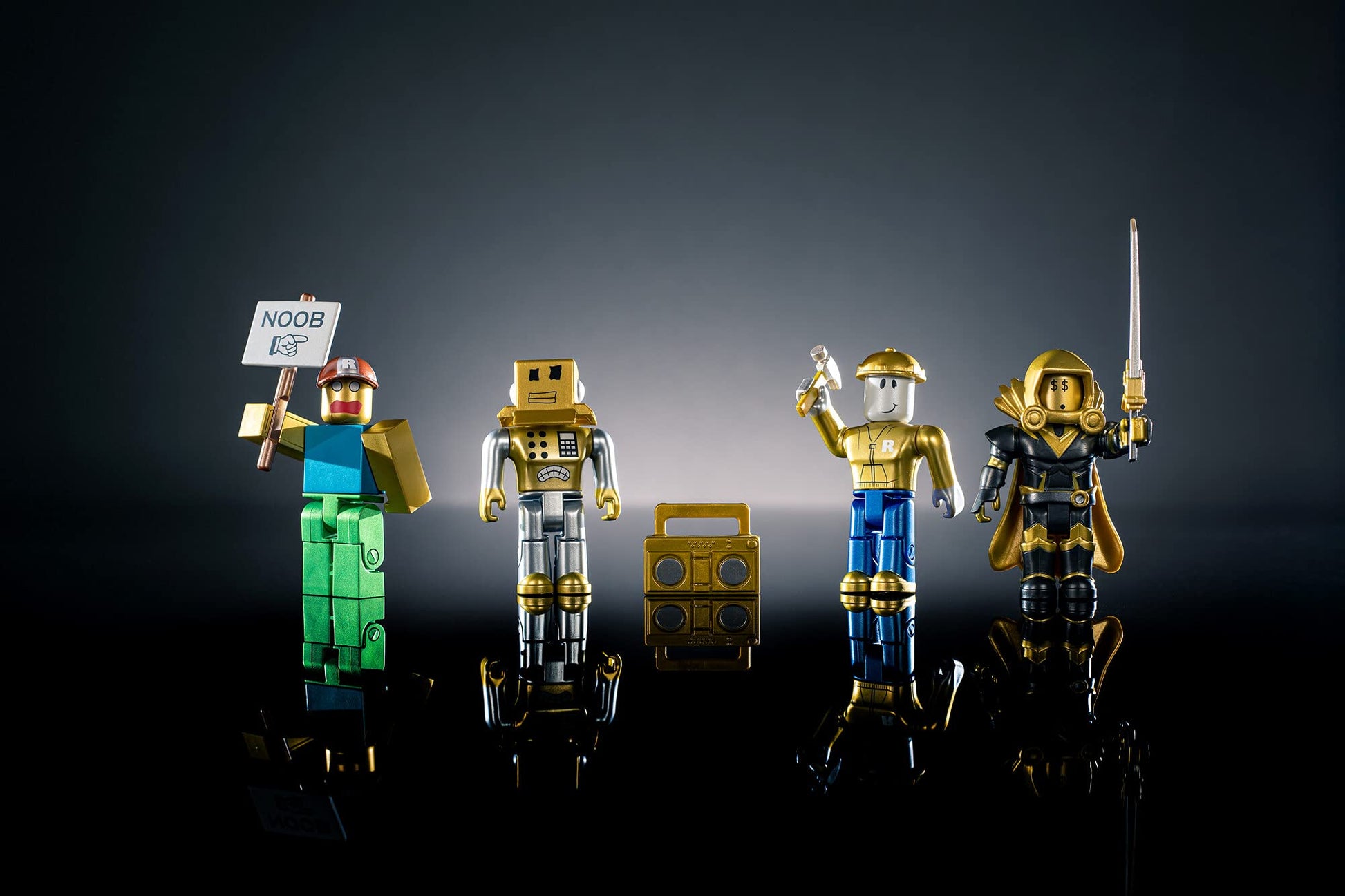 Roblox Action Collection - 15th Anniversary Roblox Icons Gold Collector's Set [Includes Exclusive Virtual Item]