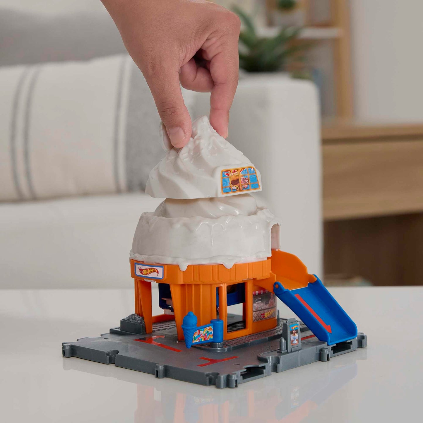 HOT Wheels City Downtown Spielset Eiskrem-Strudel - Rennbahn-Action mit manuellem Aufzug, Eiskrem-Wirbel und herunterklappbarer Rampe, inklusive 1 Hot