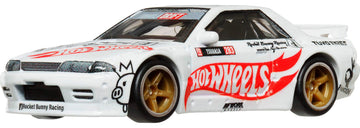 Hot Wheels Premium Car Culture Collectible Toy Car, 1:64 Scale Die-Cast Nissan Skyline GT-R (R32) Pandem, Modern Classics Vehicle with Real Riders
