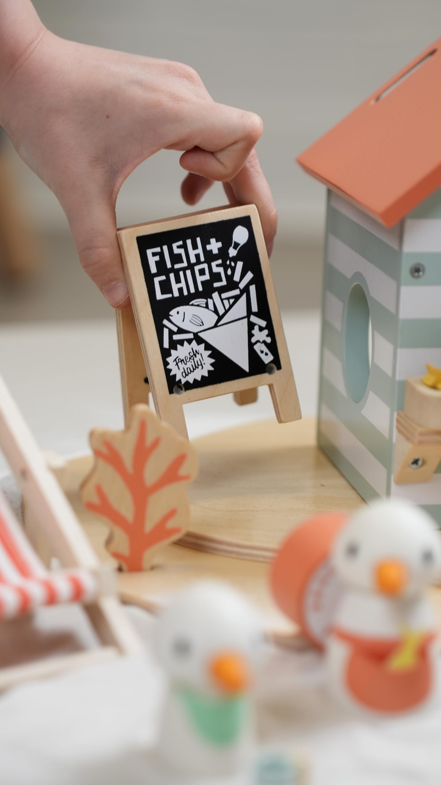 Tender Leaf Toys - Sandy’s Beach Hut - Wooden Toy Seagull Family with Fish and Chips Beach Hut and Accessories - Imaginative Play Set - Develop